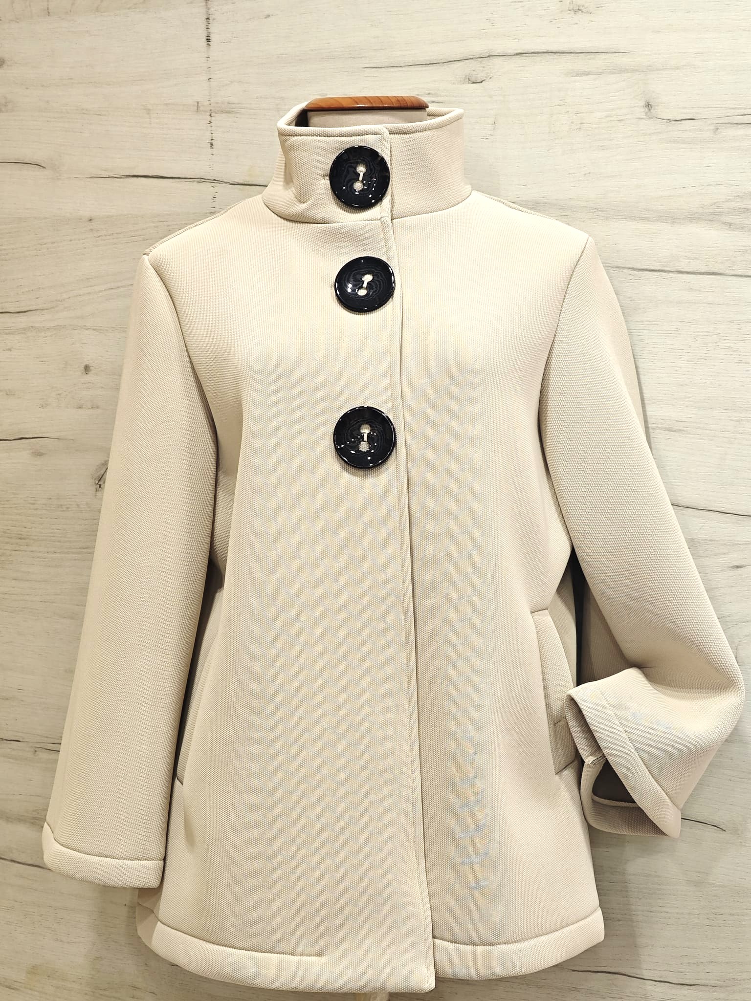 chaqueta elegant line botones beige