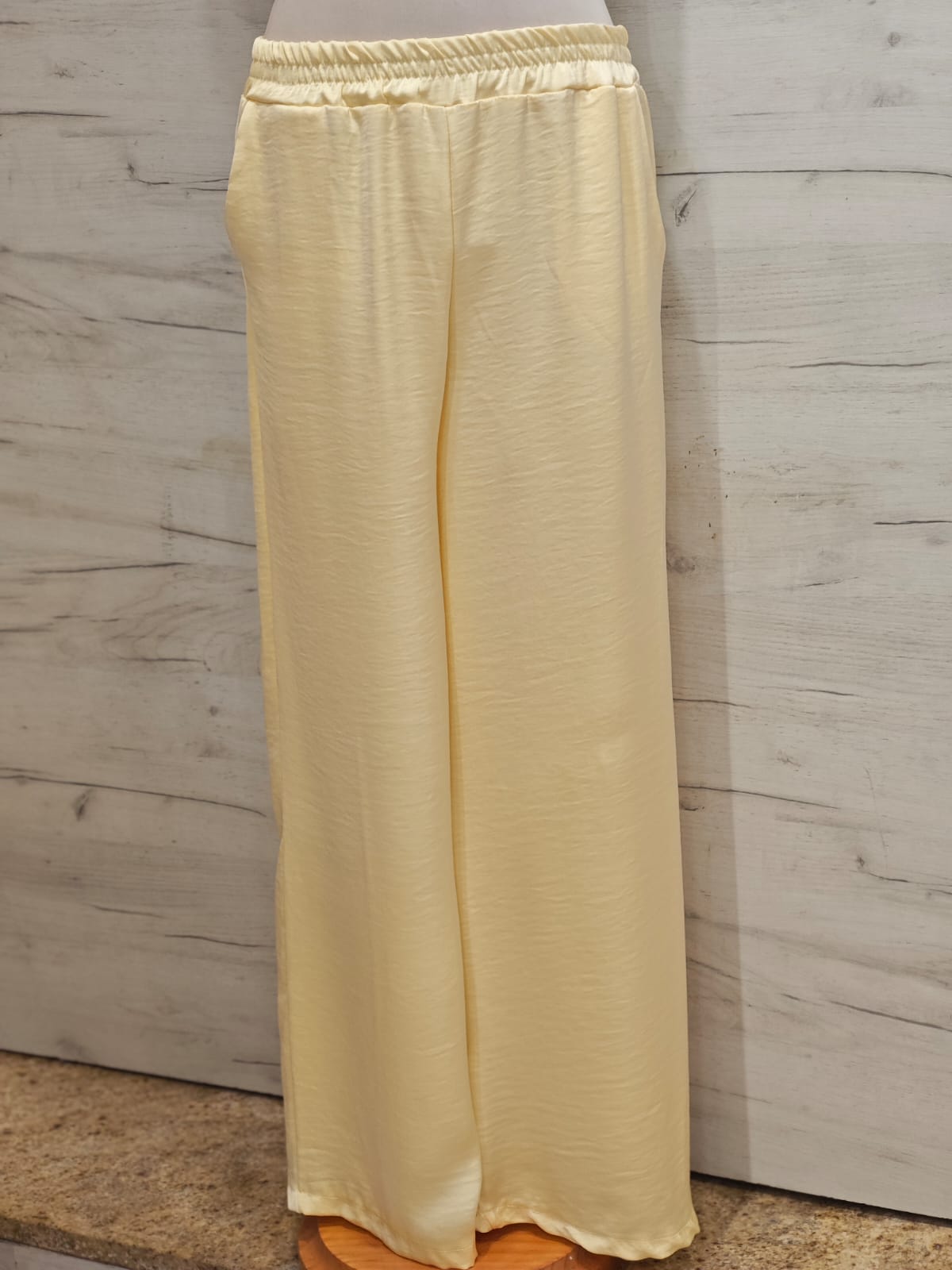 Pantalón ancho raso amarillo