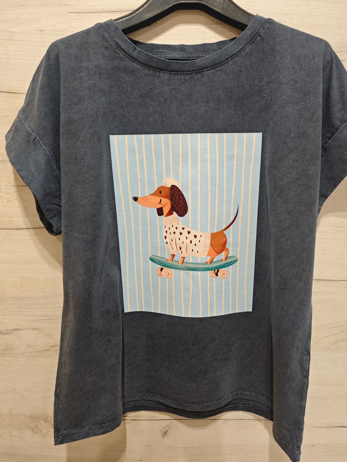 camiseta perro monopatin azul real