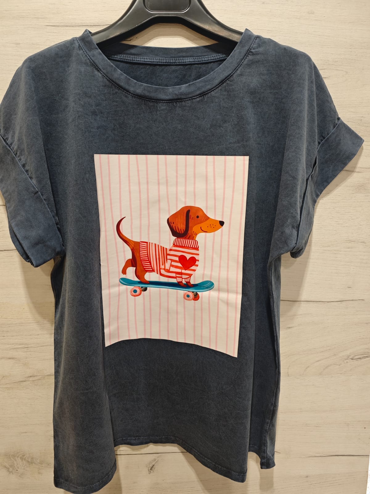 camiseta perro monopatin rosa real