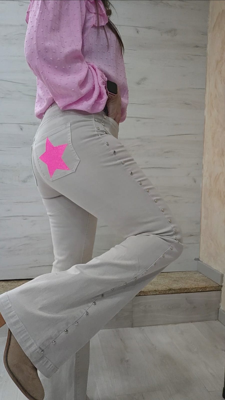 Vaquero beige tachuelas y estrellas