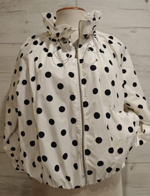 chaqueta bomber blanca topos negros