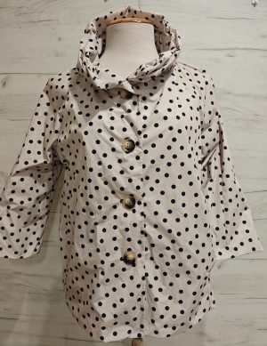 chaqueta beige topos negros