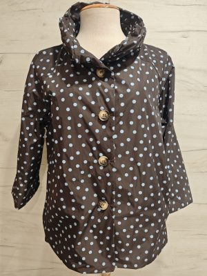 chaqueta marron topos azules