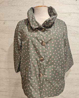 chaqueta verde topos rosas