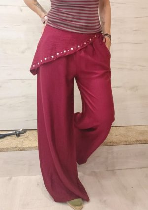Pantalón granate pañuelo y tachas