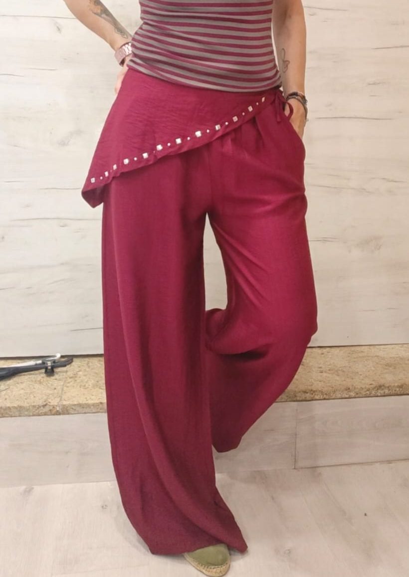 Pantalón granate pañuelo y tachas
