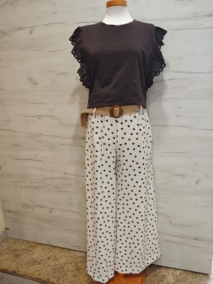conjunto pantalón topos y camiseta volantes