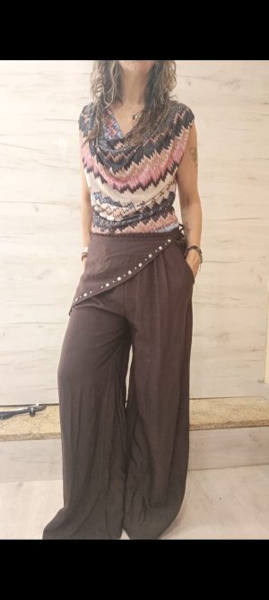 Pantalón marron pañuelo y tachas
